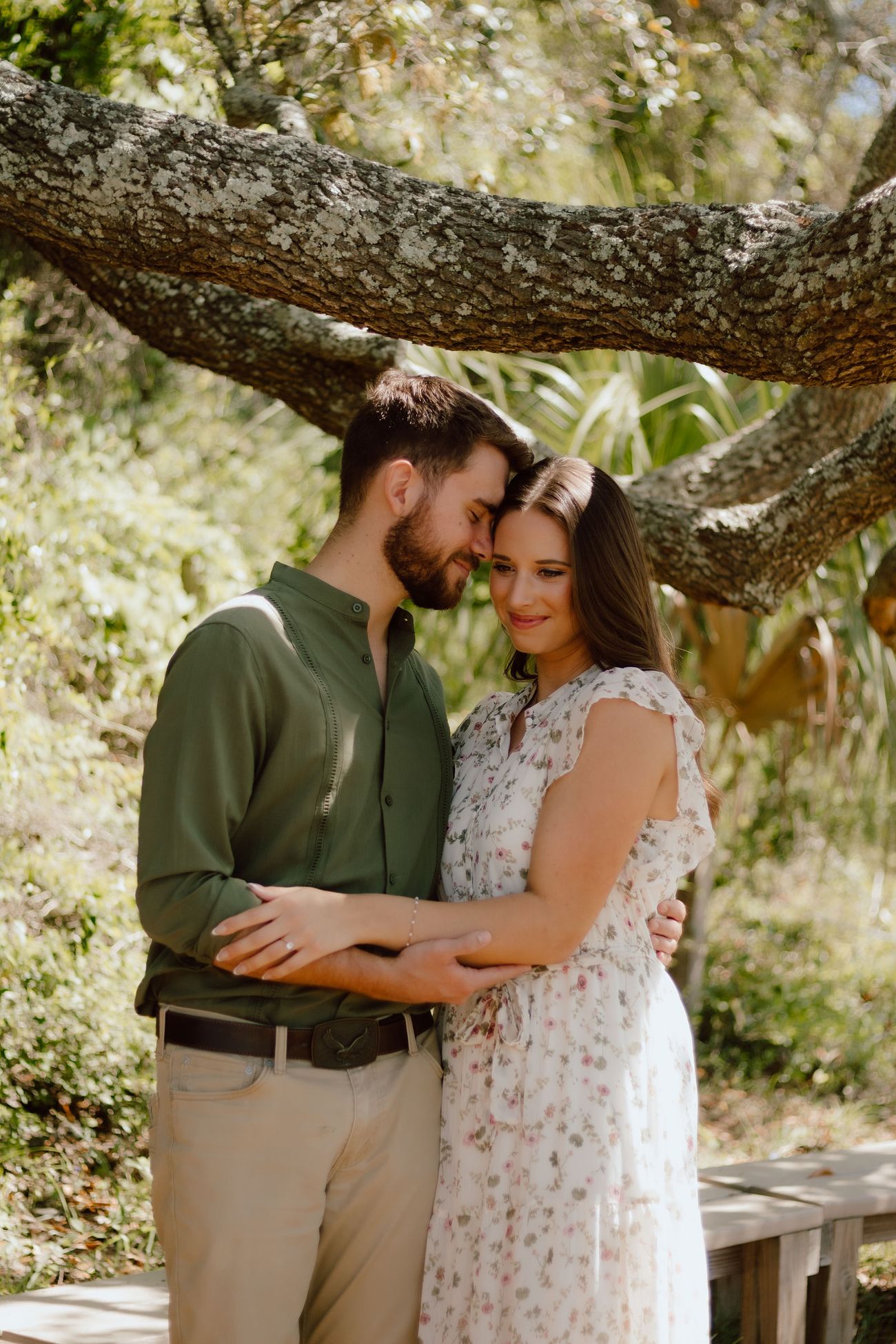 A kiss beneath the oak